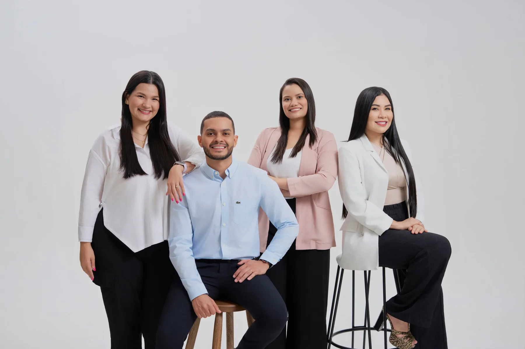 El equipo de Emporio Seguros: cuatro asesores sonriendo en estudio